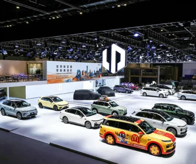 Der große, hell erleuchtete Messestand von Leapmotor auf der Auto China in Peking mit zahlreichen ausgestellten Elektrofahrzeugen unter einem riesigen LP-Markenlogo.