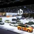 Der große, hell erleuchtete Messestand von Leapmotor auf der Auto China in Peking mit zahlreichen ausgestellten Elektrofahrzeugen unter einem riesigen LP-Markenlogo.