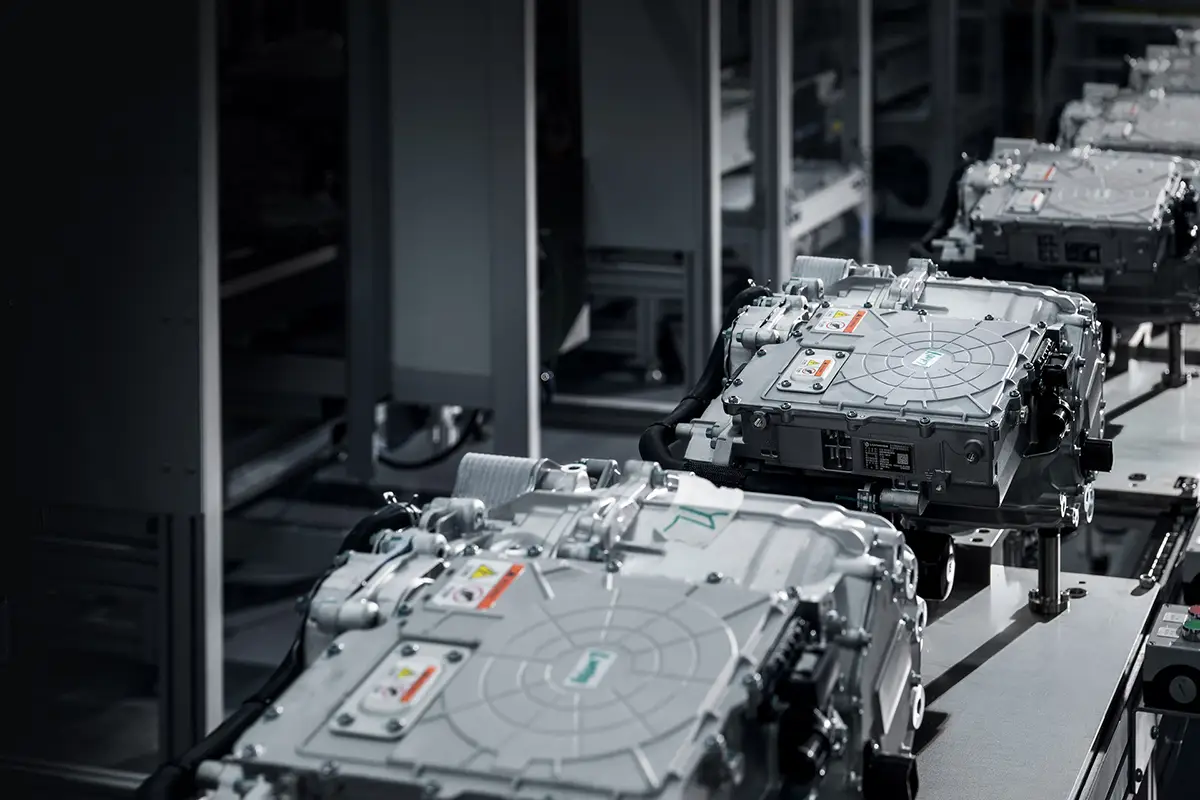 Aufgereihte elektrische Antriebsstränge und E-Motoren auf einem automatisierten Fließband im Werk Huzhou.