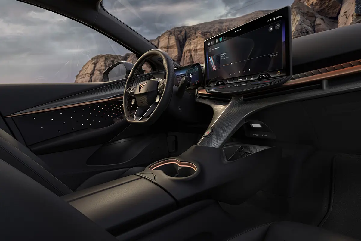 Blick in den komplett in Schwarz gehaltenen Innenraum des Cupra Tavascan Black Edition mit sportlichen Schalensitzen, einem grossen, freistehenden Infotainment-Bildschirm und dem typischen Cupra-Lenkrad.