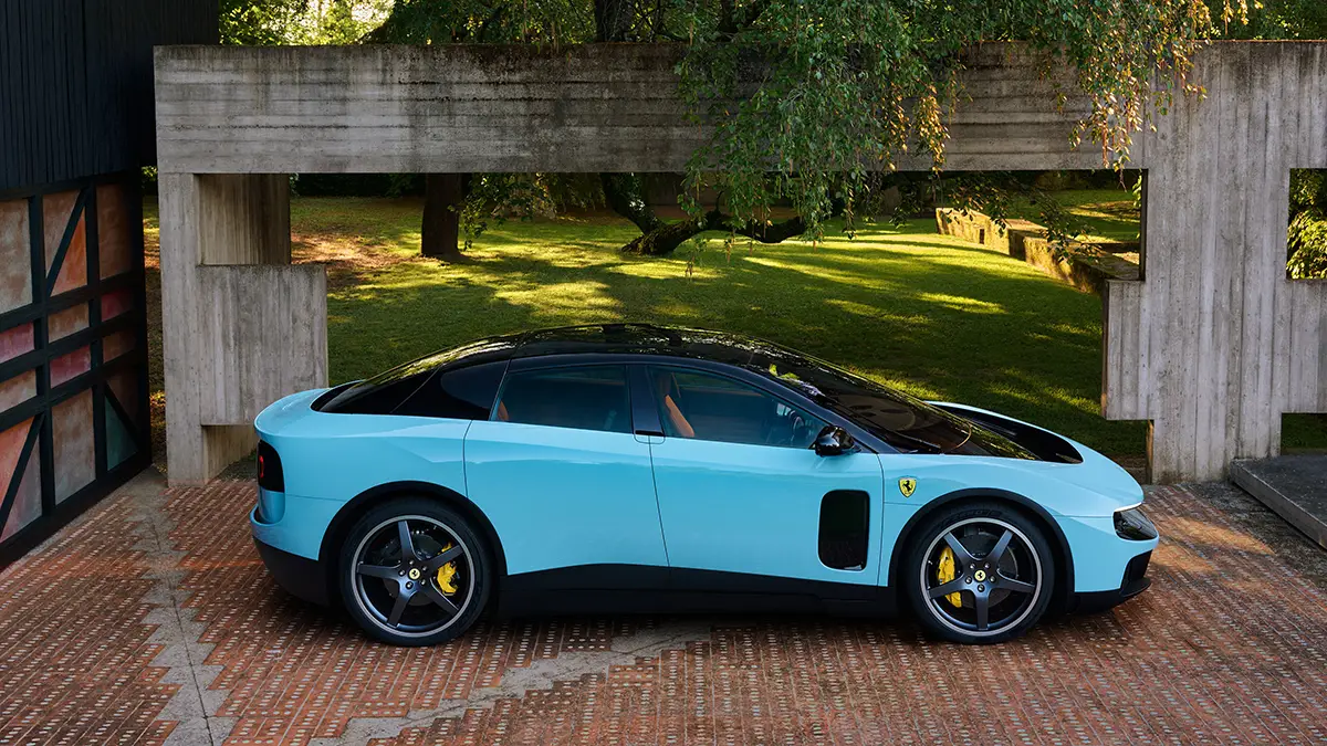 Die vollständige Profilansicht des neuen, vollelektrischen Luxus-Supercars Ferrari Luce (Modelljahr 2026) in Hellblau mit extrem flacher Silhouette und geschlossener Rad-Optik.