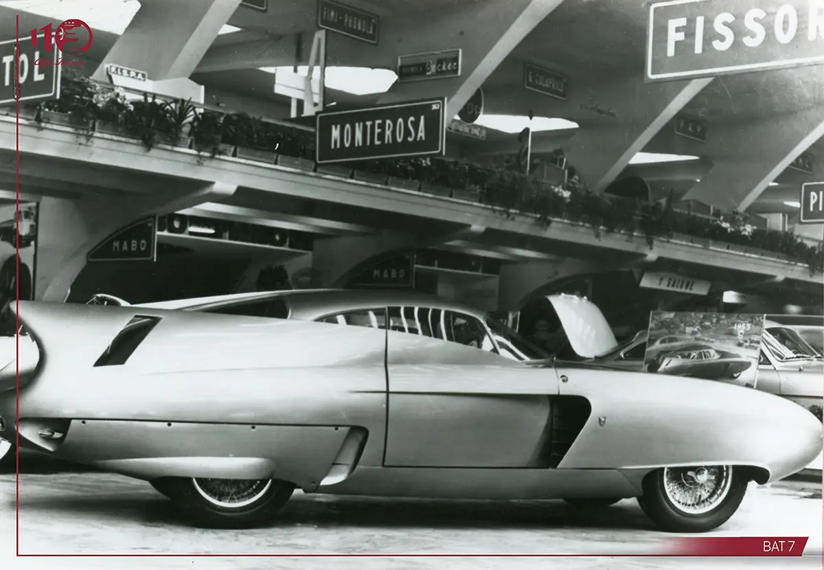 Das silberne aerodynamische Konzeptfahrzeug Alfa Romeo BAT 7 aus dem Jahr 1954 in der Seitenansicht mit extrem geschwungenen, ausladenden Heckflossen.