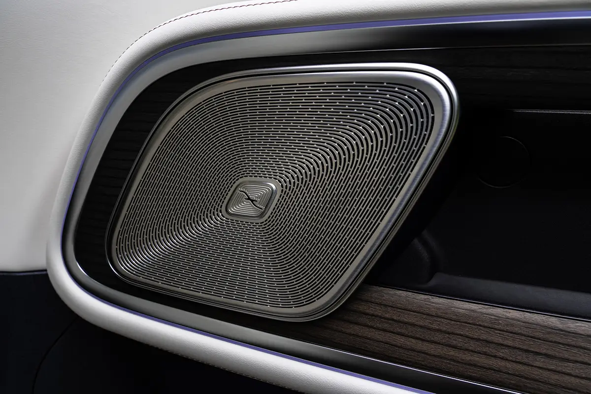 Detailaufnahme der fein gemusterten Metallabdeckung eines hochwertigen Burmester-Lautsprechers in der Türverkleidung des Mercedes VLE.