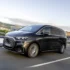 Dynamische Schrägansicht von vorne auf die dunkelblaue Mercedes-Benz VLE Luxus-Großraumlimousine während einer Testfahrt auf einer kurvenreichen Küstenstraße bei Bilbao.