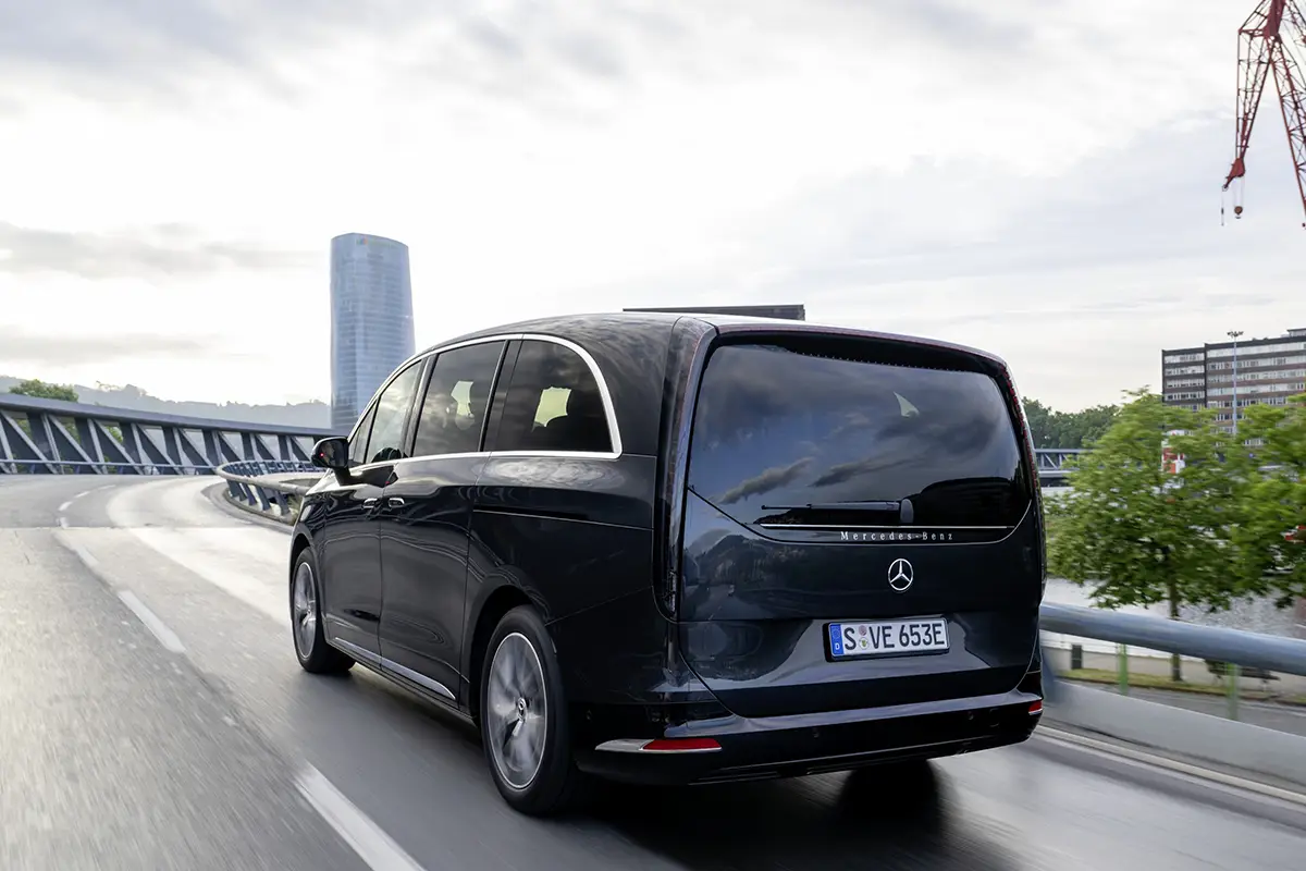Die Heckansicht des Mercedes-Benz VLE im fließenden Verkehr mit Blick auf das unauffällige Marken-Logo und das saubere Heck-Layout.