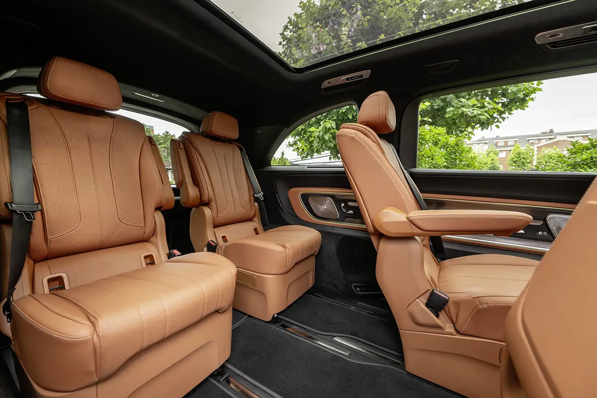Blick in den großzügigen Fond des Mercedes VLE mit den elektrischen Grand-Komfortsitzen aus braunem Leder inklusive ausfahrbaren Wadenauflagen.