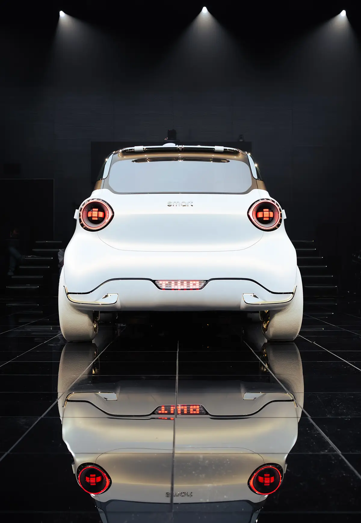 Das stämmige Heck des Smart #2 mit runden LED-Rückleuchten und der charakteristischen, geteilten Tailgate-Heckklappe.