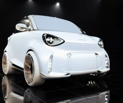Frontalperspektive des neuen, rein weissen Smart #2 Konzeptfahrzeugs mit der modernen Lichtsignatur der Marke und weit aussen sitzenden Rädern auf einer spiegelnden schwarzen Fläche