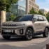 Das neue vollelektrische SUV KGM Torres EVX Nomad in elegantem Silber-Metallic parkt am Strassenrand einer modernen städtischen Allee vor einer gläsernen Bürogebäudefassade.
