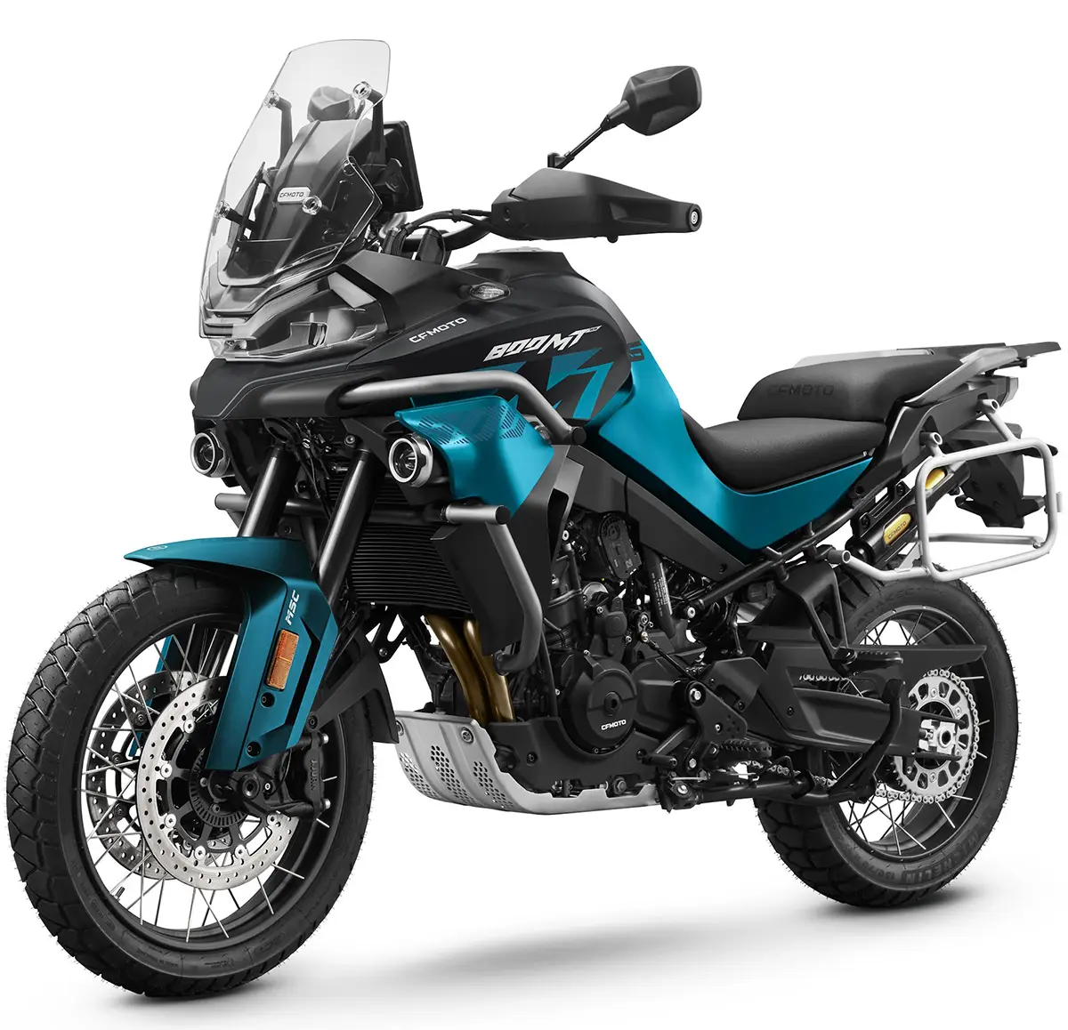 Freigestellte Studioansicht der Reiseenduro CFMoto 800MT-ES in einer markant blau-türkis schimmernden Metallic-Lackierung mit Speichenrädern, Motorschutz und Kofferhalterungen am Heck.