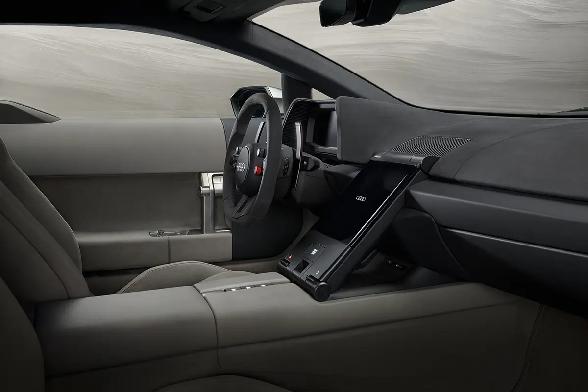 Das minimalistische, konsequent fahrerorientierte Cockpit des Audi Nuvolari mit sportlichen Carbon-Leichtbausitzen und einem griffigen Sportlenkrad.