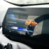Ein neues Elektroauto von BMW wird aufgeladen; auf dem Armaturenbrett werden eine Reichweite von 667 Kilometern und eine Außentemperatur von 19,5 Grad Celsius angezeigt. Foto: ifeelstock - stock.adobe.com