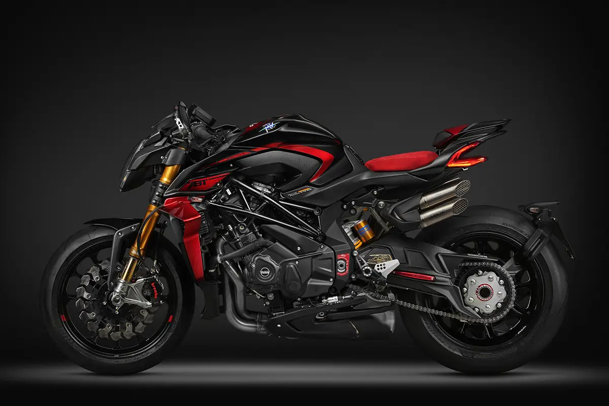 Die linke Profilansicht des Naked Bikes MV Agusta Brutale 1000 Abt zur optimalen Darstellung des überwiegend schwarzen Designs mit dynamischen roten Akzenten an Tank und Rahmen.