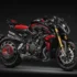 Schrägansicht der exklusiven MV Agusta Brutale 1000 Abt von vorne rechts im Studio, die die goldenen Vordergabeln, den roten Alcantara-Fahrersitz und die markante Carbon-Abdeckung des Hinterrads zeigt.