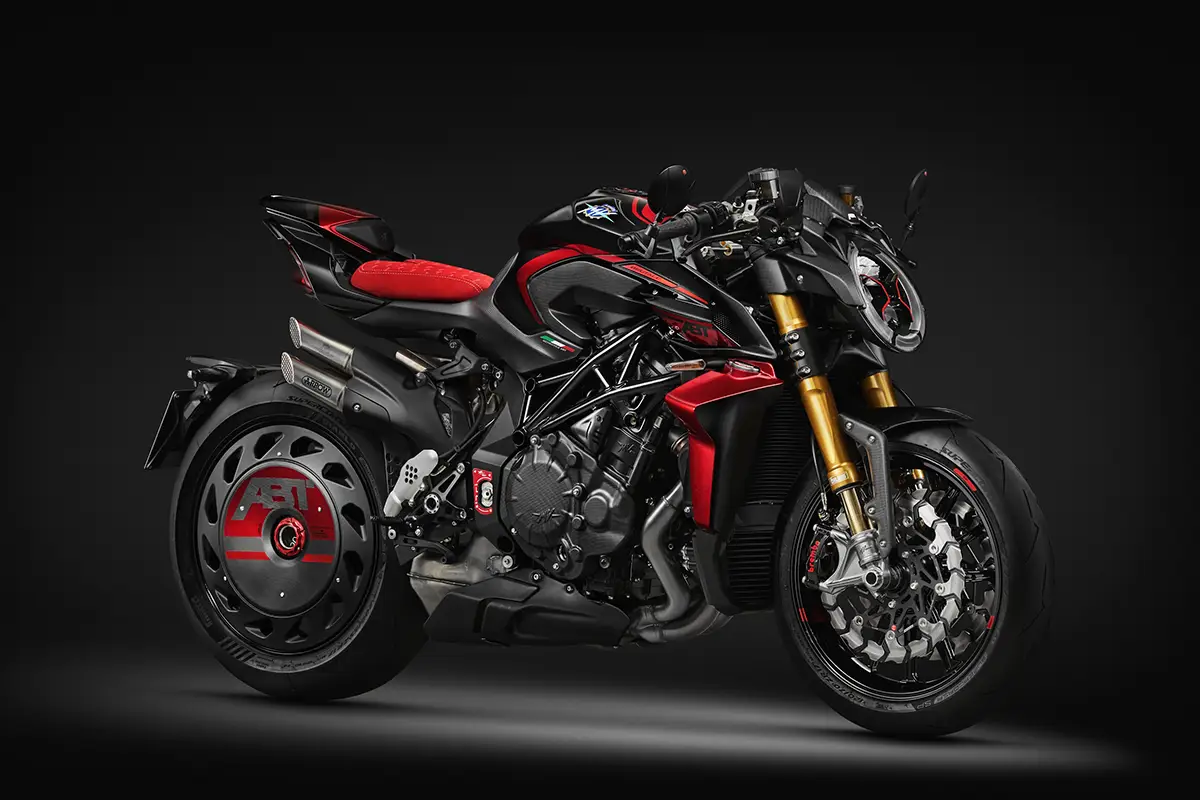 Schrägansicht der exklusiven MV Agusta Brutale 1000 Abt von vorne rechts im Studio, die die goldenen Vordergabeln, den roten Alcantara-Fahrersitz und die markante Carbon-Abdeckung des Hinterrads zeigt.