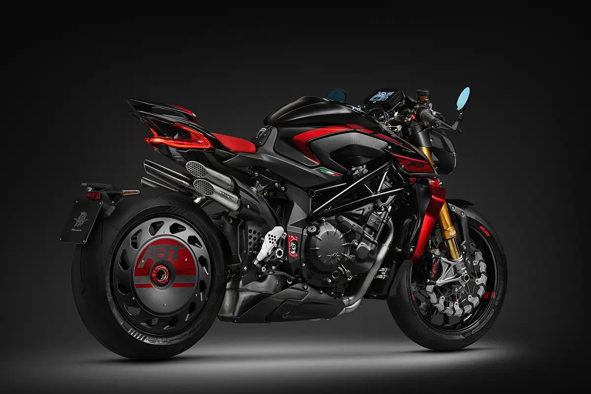 Studioaufnahme der MV Agusta Brutale 1000 Abt von hinten rechts, bei der die teillackierte Carbonverkleidung der hinteren Schmiedefelge inklusive des roten Abt-Schriftzugs im Fokus steht.