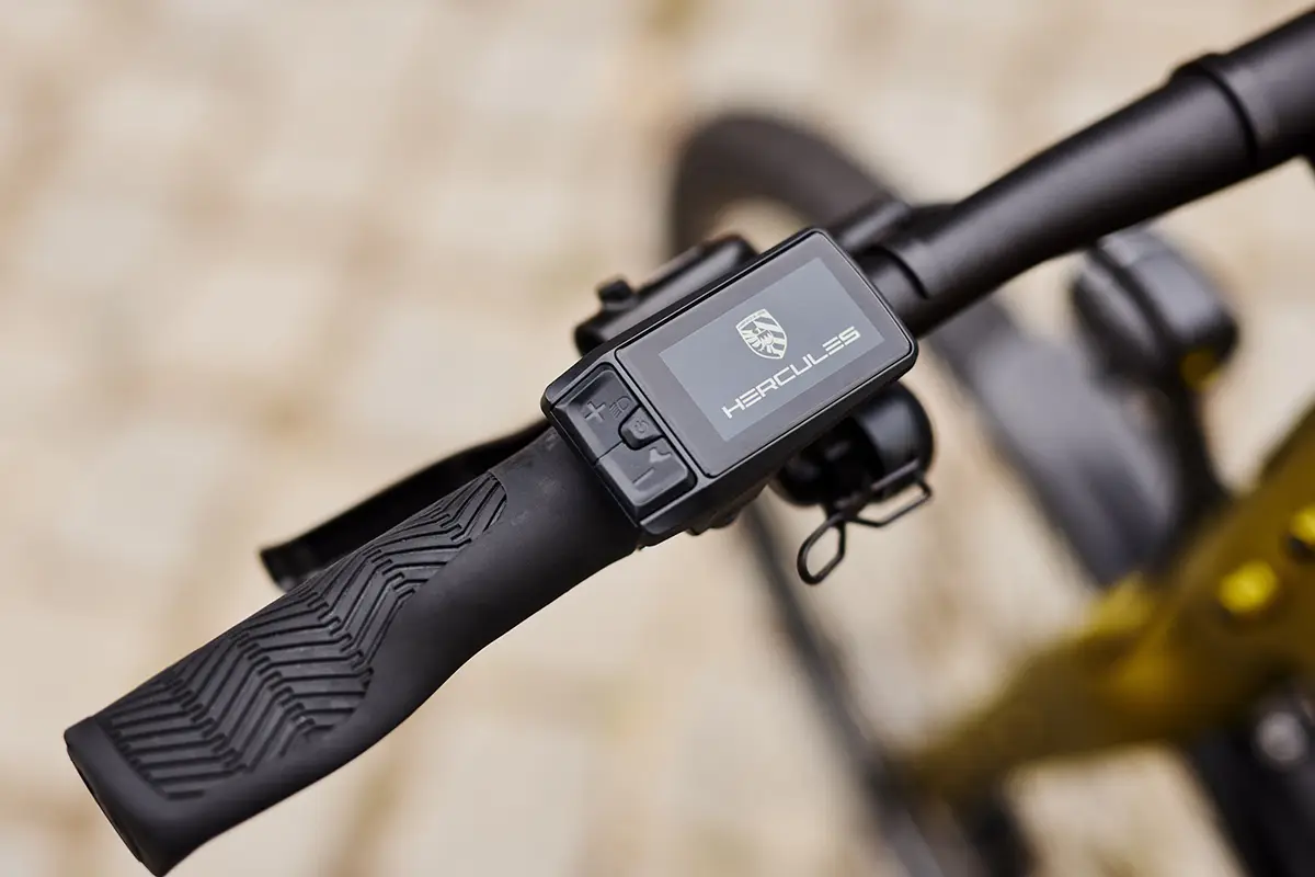 Nahaufnahme des Fahrradlenkers des Hercules Urbanico mit der kompakten digitalen Bedien- und Anzeigeeinheit für den elektrischen Bafang-Antrieb.