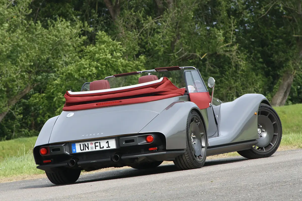 Heckansicht des geöffneten Morgan Supersport Roadsters mit nach hinten gefaltetem Verdeck.