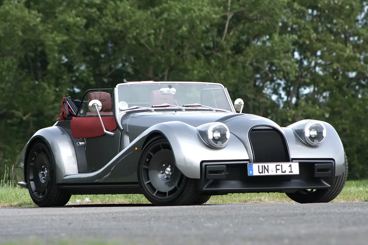 Schrägansicht von vorne auf den offenen Morgan Supersport bei bewölktem Himmel.