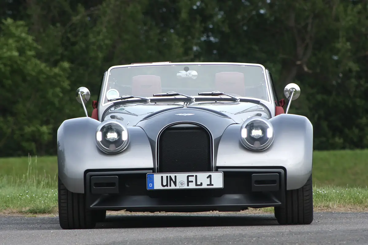Direkte Frontalansicht des Morgan Supersport mit dem typischen hufeisenförmigen Kühlergrill und den zwei großen Rundscheinwerfern.