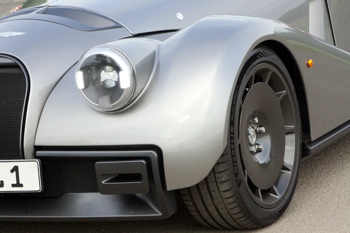 Detailaufnahme des modernen LED-Scheinwerfers, der in das klassische, aerodynamische Gehäuse integriert ist.