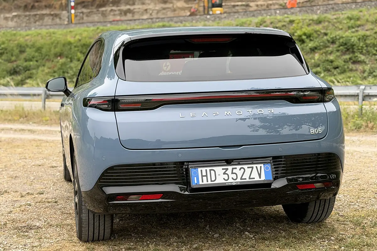 Die Heckansicht des Leapmotor B05 mit einem durchgehenden, eleganten LED-Leuchtstreifen und einer leicht gewölbten Heckklappe.