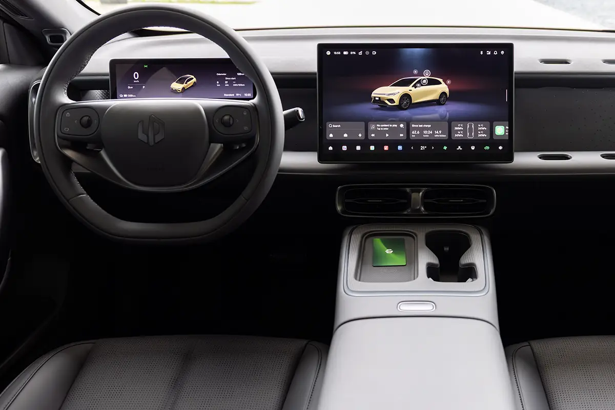 Das minimalistische Cockpit des Leapmotor B05 mit fokusorientiertem Layout, zwei digitalen Displays (inklusive großem 14,6-Zoll-Touchscreen) und einer Mittelkonsole ohne physische Tasten.