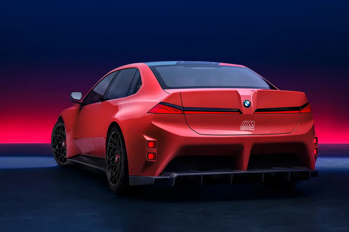 Die Heckansicht des roten M Concept Showcars, dessen sportliche Heckschürze trotz fehlender Auspuffanlage den dynamischen Auftritt betont.