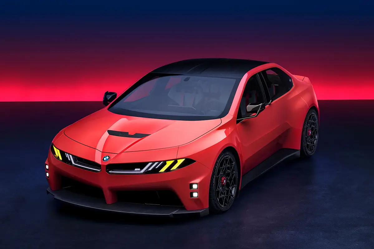 Die Dreiviertel-Frontansicht des sportlich roten Showcars BMW M Concept Neue Klasse mit großen Luftöffnungen an der Front und scharf gezeichneten LED-Scheinwerfern.
