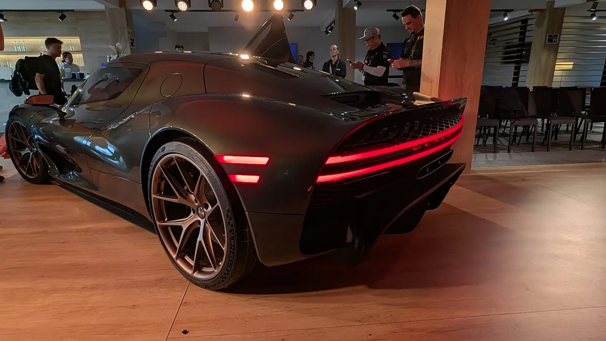 Das breite, kraftvolle Heck des Genesis Magma GT Concept mit markanten Kotflügeln und zwei markentypischen, parallel durchgehenden roten LED-Leuchtbändern.
