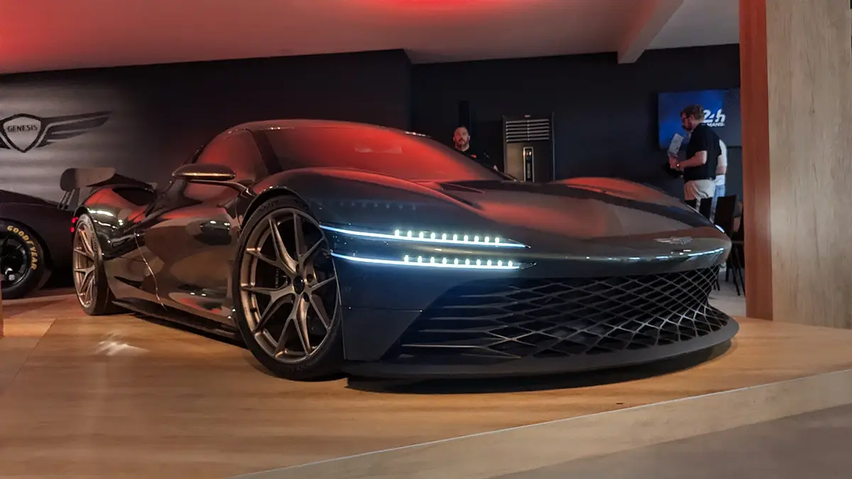 Die flache Frontpartie des Genesis Magma GT Concept mit markanten, zweireihigen LED-Lichtbändern und einem sportlich strukturierten, tiefen Kühlergrill.