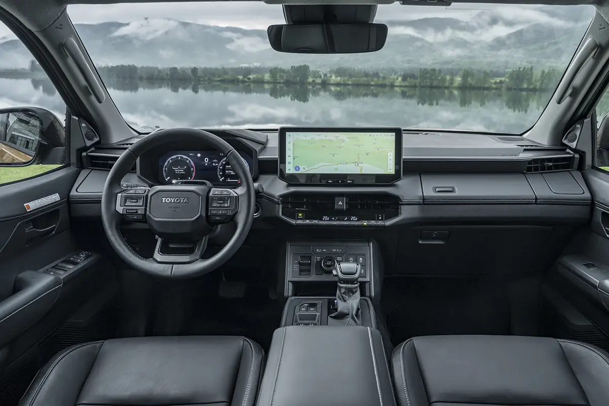 Blick auf die lederbezogenen Vordersitze des Toyota Hilux zur Veranschaulichung von Sitzposition und Raumgefühl.