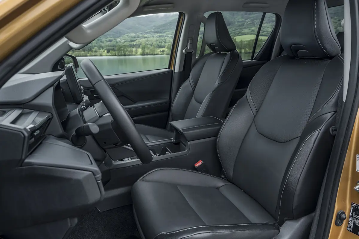 Die geräumige hintere Sitzbank (Double Cab) des Toyota Hilux mit Blick durch das Seitenfenster auf eine Flusslandschaft.