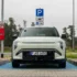 Ein weisser Kia Elektro-SUV lädt an einer öffentlichen DC-Schnellladestation von Aral Pulse auf einem ausgewiesenen E-Auto-Parkplatz.