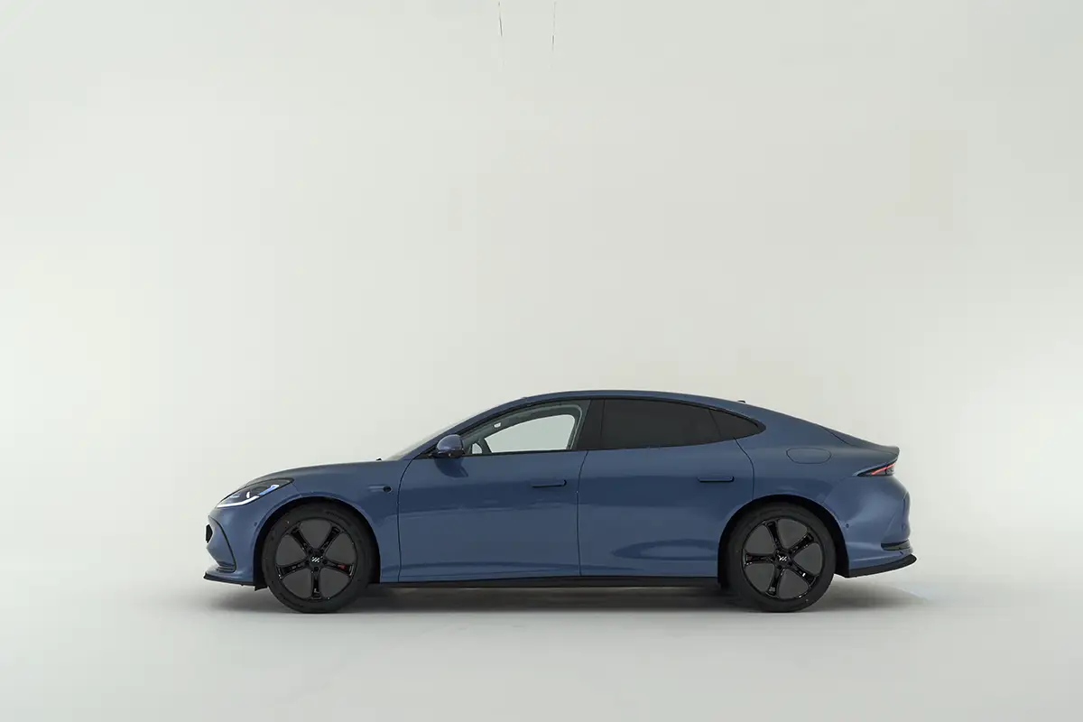 Flache Profil-Seitenansicht der aerodynamischen, fast fünf Meter langen Elektro-Limousine MG IM5.