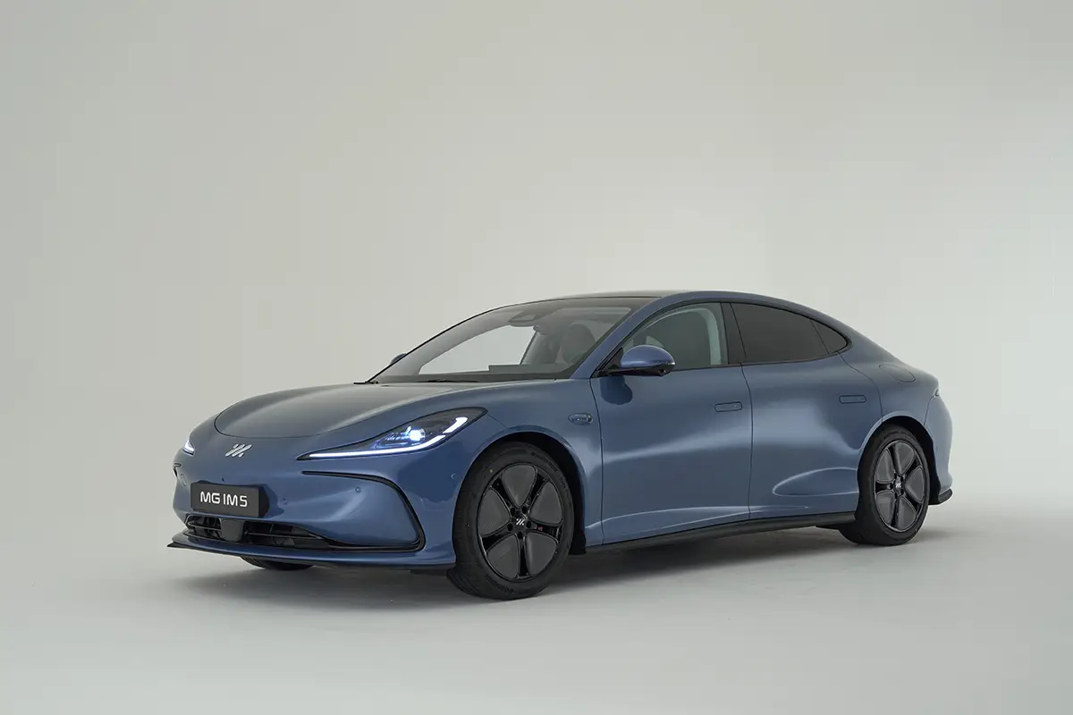 Seiten-Frontansicht der eleganten, blau-grauen Premium-Businesslimousine MG IM5 im Fastback-Design.