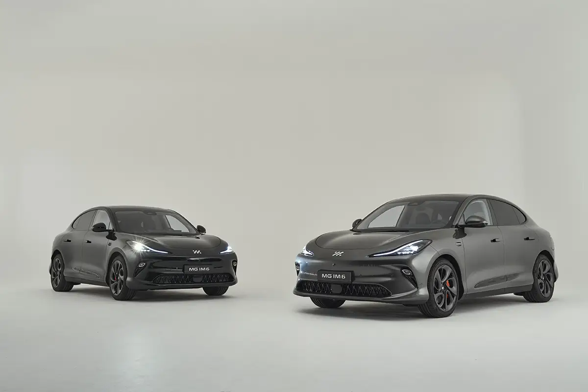 Die neuen Premium-Elektrofahrzeuge MG IM5 Fastback-Limousine und das SUV-Modell MG IM6 nebeneinander in einer hellen Studioaufnahme.