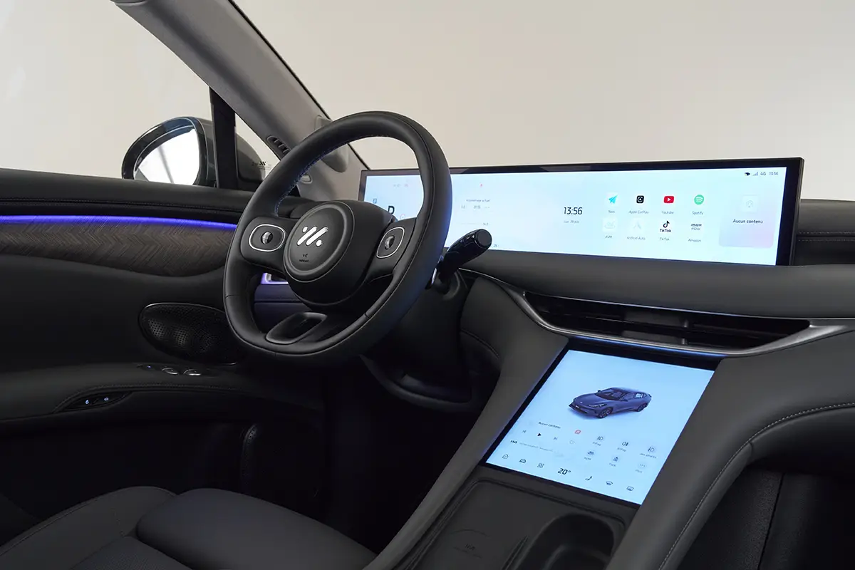 Das digitale Cockpit des MG IM6 mit einem langgezogenen Panoramadisplay über die gesamte Armaturenbrettbreite und einem zusätzlichen vertikalen Touchscreen in der Mittelkonsole.