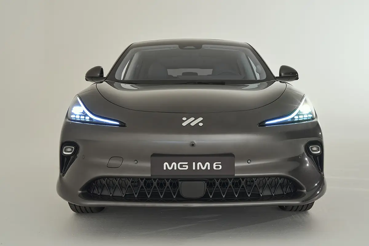 Frontalansicht des dunkelgrauen MG IM6 mit markanten, geschwungenen LED-Scheinwerfern und dem neuen IM-Markenlogo auf der Haube.