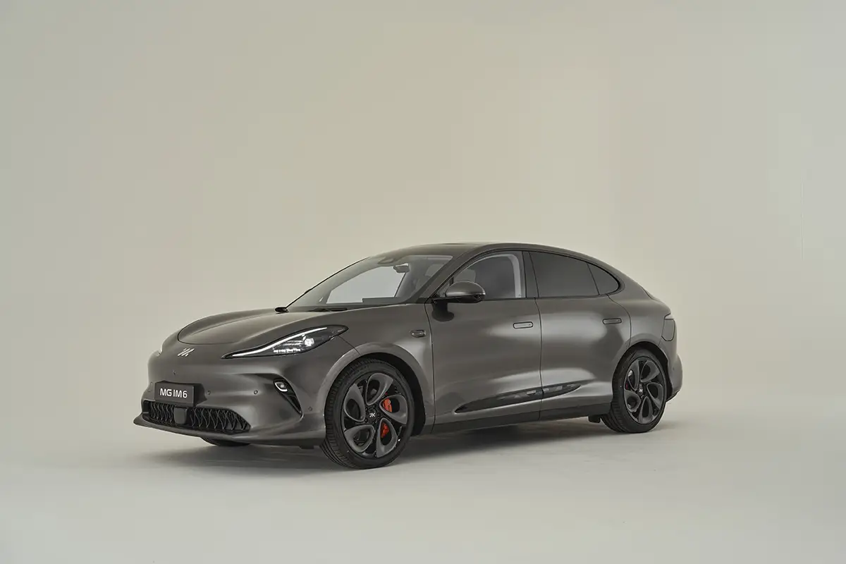 Drei-Viertel-Frontansicht des dunkelgrauen Elektro-SUVs MG IM6 im minimalistischen Fotostudio.