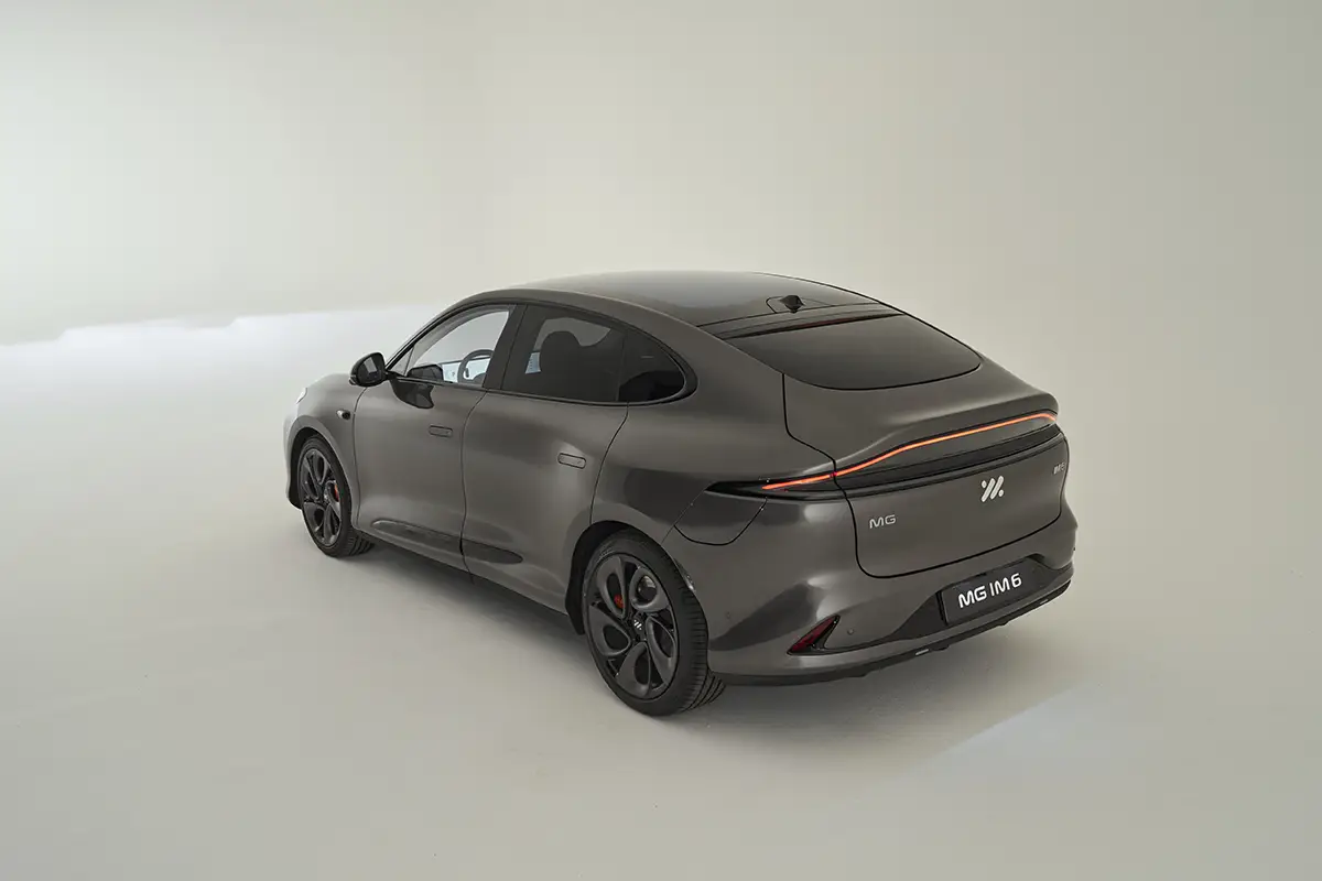 Schrägansicht von hinten auf das moderne Heck des dunkelgrauen Elektro-SUVs MG IM6 mit durchgehendem LED-Leuchtenband.