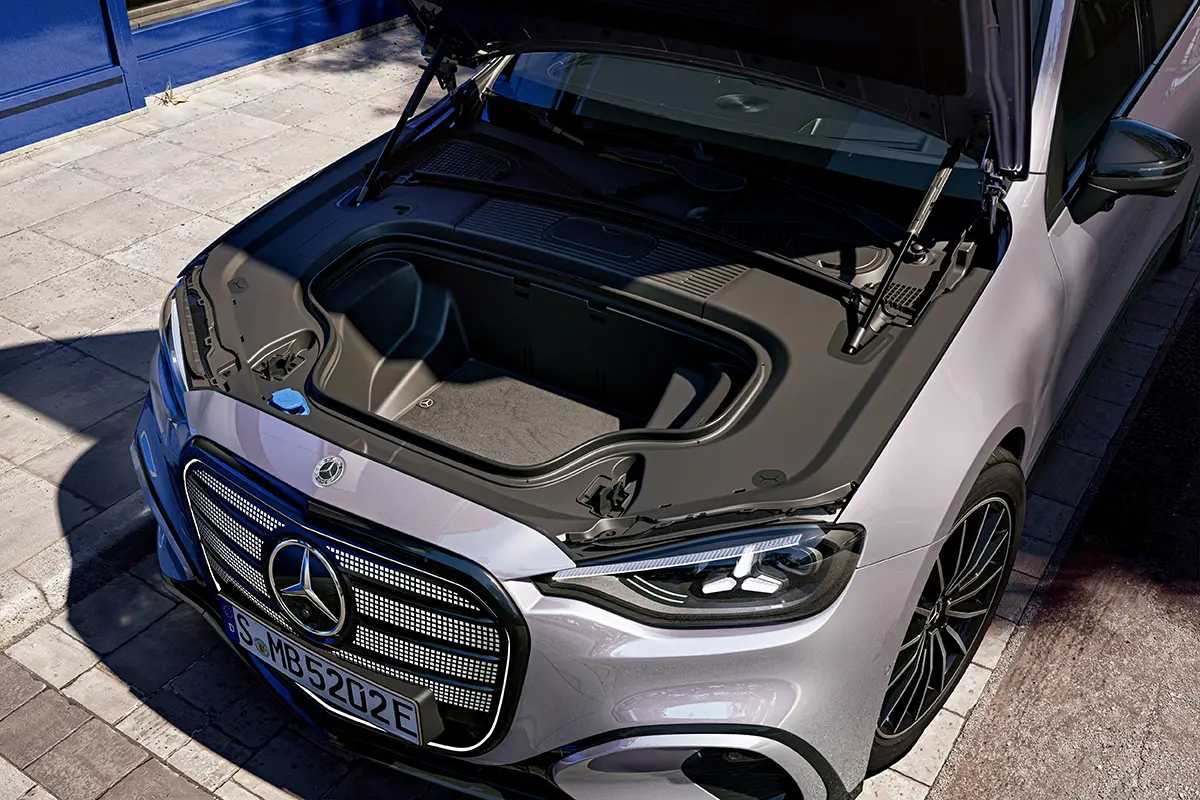 Geöffnete Fronthaube der elektrischen Mercedes C-Klasse mit Blick auf den 101 Liter grossen Frunk-Stauraum.