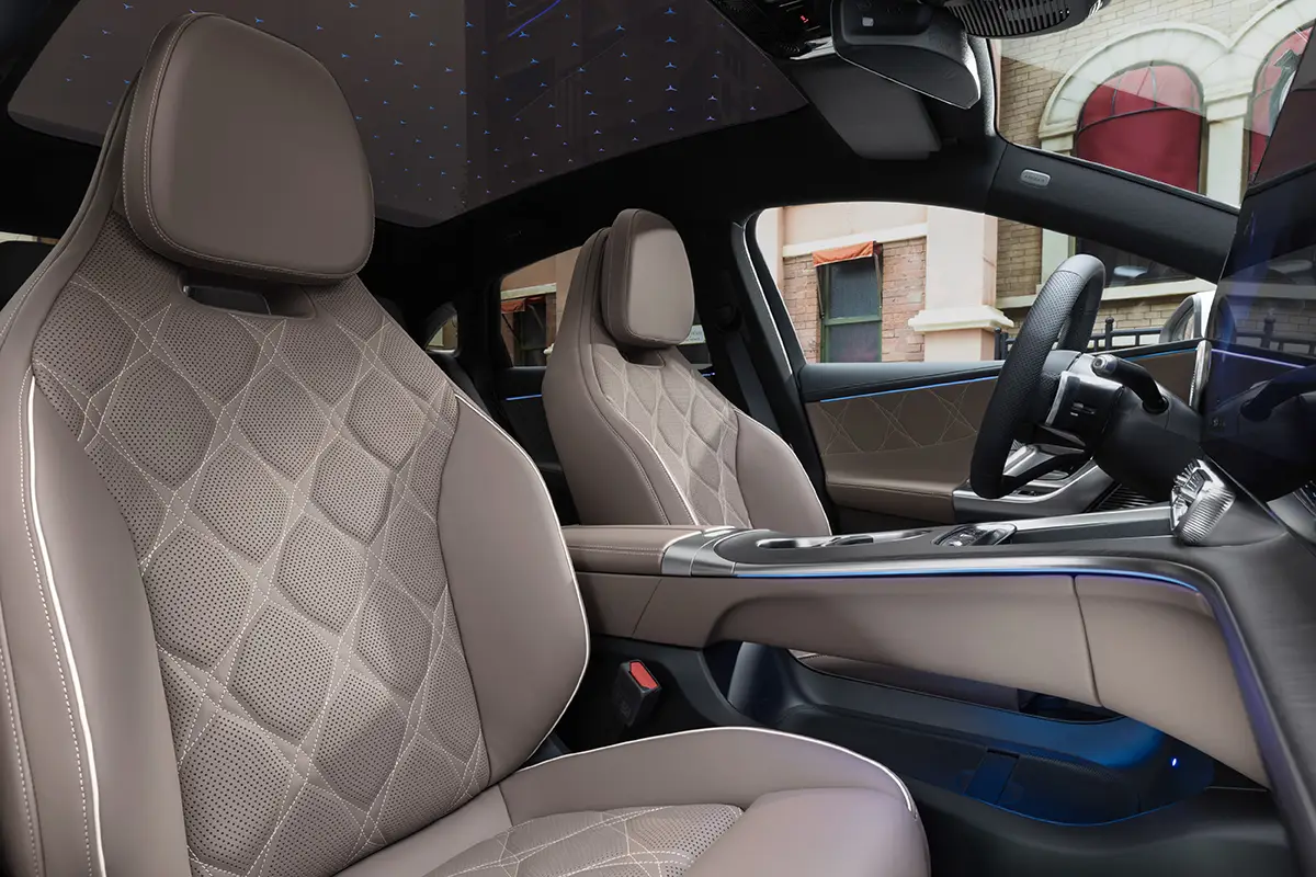 Blick in den Innenraum der elektrischen Mercedes C-Klasse mit hellen Leder-Komfortsitzen und Rautensteppung.