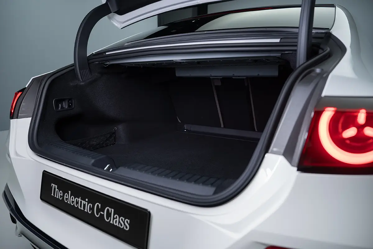 Blick in den geöffneten, 470 Liter fassenden Kofferraum der elektrischen Mercedes C-Klasse Limousine.