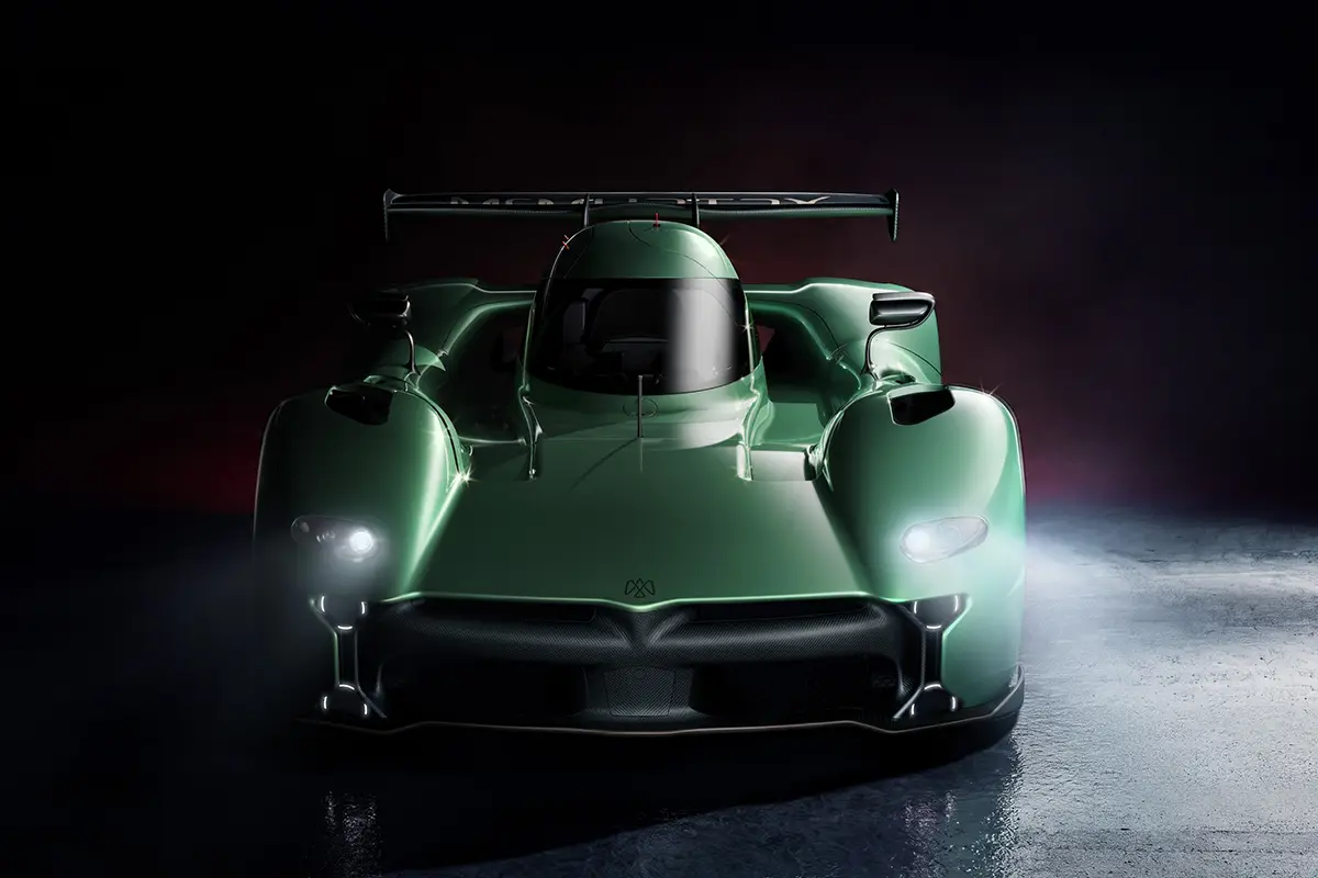 Frontalansicht des aggressiv designten McMurtry Spéirling Pure Track-Tools mit leuchtender Lichtanlage, das trotz Scheinwerfern keine Strassenzulassung erhält.