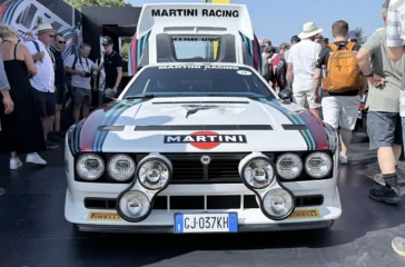Klassischer Lancia 037 Rallyewagen im legendären Martini Racing Design vor den Boxengassen beim Goodwood Festival of Speed.
