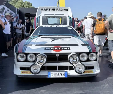 Klassischer Lancia 037 Rallyewagen im legendären Martini Racing Design vor den Boxengassen beim Goodwood Festival of Speed.