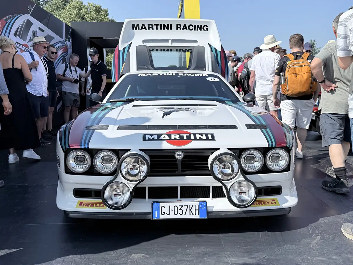 Klassischer Lancia 037 Rallyewagen im legendären Martini Racing Design vor den Boxengassen beim Goodwood Festival of Speed.