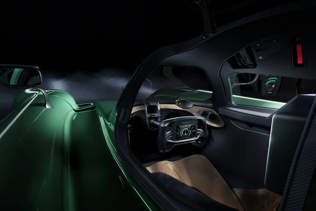 Blick in das enge, funktionale Carbon-Cockpit des McMurtry Spéirling Pure Einsitzers, das auf Kundenwunsch sogar mit einer Klimaanlage ausgestattet werden kann.