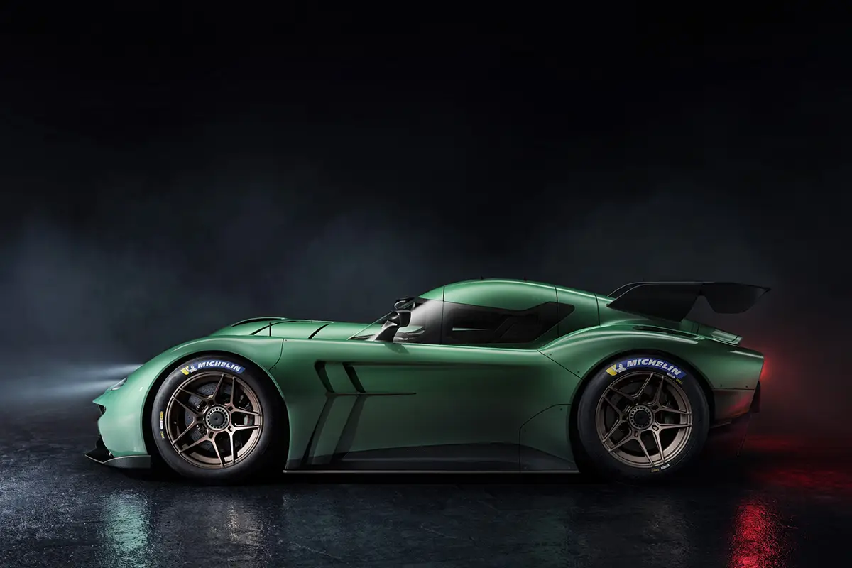 Seitenprofil des flachen McMurtry Spéirling Pure Hypercars, das im Vergleich zu früheren Versionen einen um 20 Zentimeter verlängerten Radstand für eine grössere 100-kWh-Batterie besitzt.